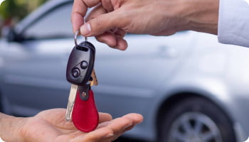 Klient otrzymuje naprawiony samochód NIKOMAL w Bydgoszczy